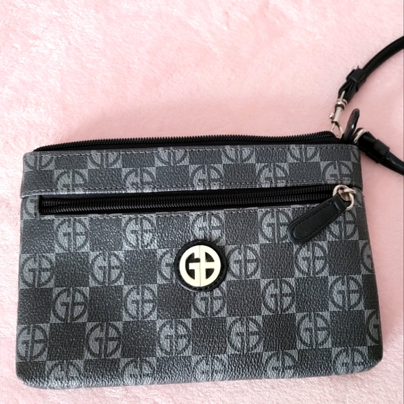 Giani Bernini Handbags - Giani Benini Wristlet Clutch - NWOT